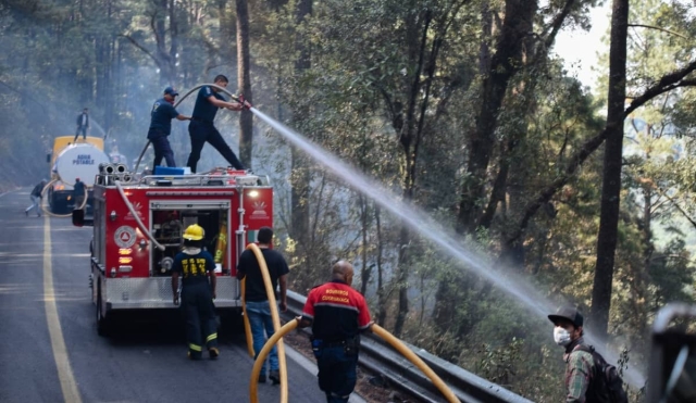 Llaman a reforzar combate de incendio en paraje de Huitzilac