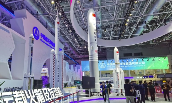 China presenta modelo de cohete tripulado para alunizaje en 2027