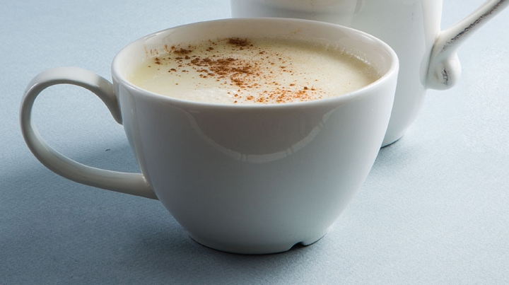 Prepara un delicioso atole de chocolate blanco, aquí te damos la receta