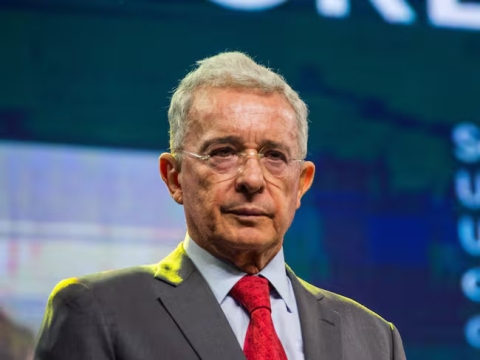 Tribunal ordena liberación de Álvaro Uribe mientras apela condena de 12 años