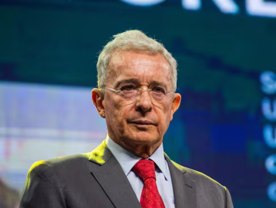 Tribunal ordena liberación de Álvaro Uribe mientras apela condena de 12 años