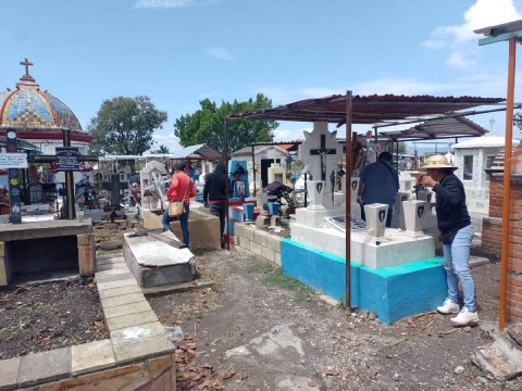 Como parte de las acciones preventivas, la brigada retiró cacharros en los panteones del municipio.