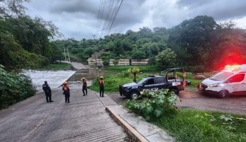 Las autoridades llamaron a utilizar vías alternas en caso de registrarse desbordamientos de ríos y barrancas para evitar riesgos.