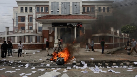 Muere esposa de ex primer ministro de Nepal en incendio durante protestas