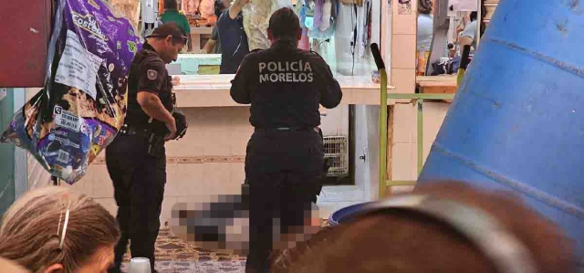 El hombre cayó muerto en su negocio.