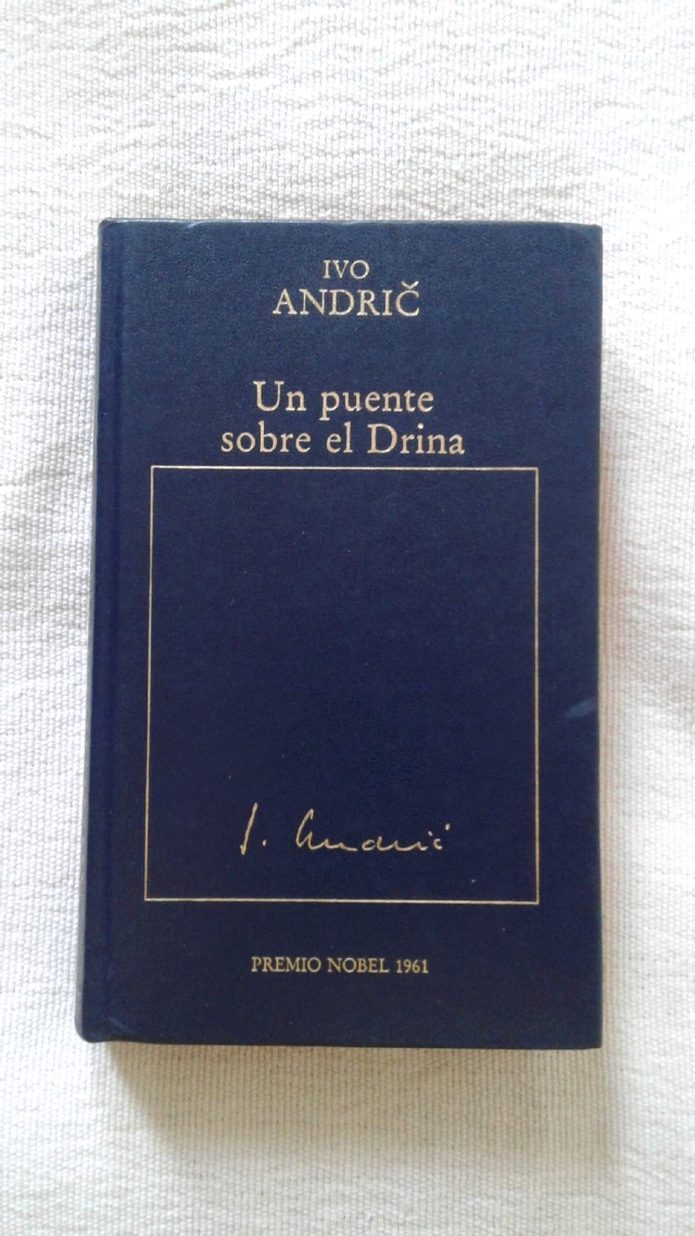 La edición de Un puente sobre el Drina que lanzó la editorial Orbis, en 1985, como parte de su colección «Los Premios Nobel», consta de 411 páginas.