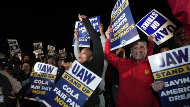 Miles de trabajadores de Ford, GM y Stellantis arrancan histórica huelga en Estados Unidos