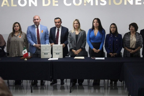 El secretario Jorge Salazar Acosta entreg&oacute; la iniciativa de Presupuesto 2026 a los diputados la ma&ntilde;ana de este jueves. 