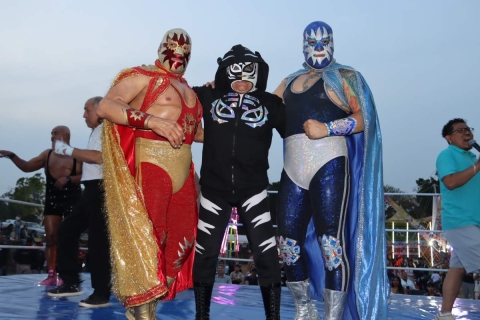 En la lucha estelar, Solar, Solar Jr. y El Pantera derrotaron en una caída a Negro Navarro, Monster Clown y Máscara Año 2000 Jr.
