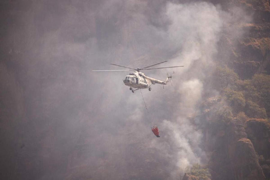 Por vía aérea fue combatido en la semana el incendio en un paraje de Santo Domingo Ocotitlán. 