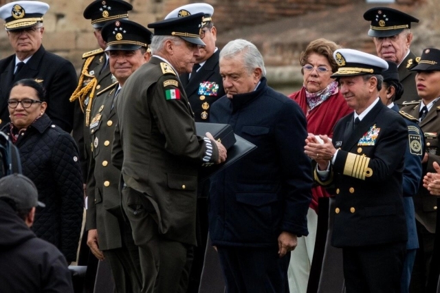 López Obrador condecora al general Salvador Cienfuegos