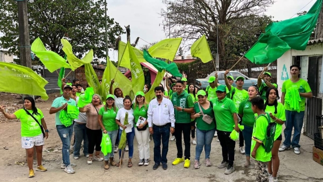 Visita Joaquín Carpintero la colonia Ahuehuetitla