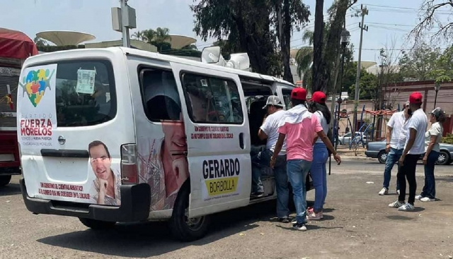 La camioneta la reclama el PRI, pero tiene rótulos de Fuerza Morelos. 