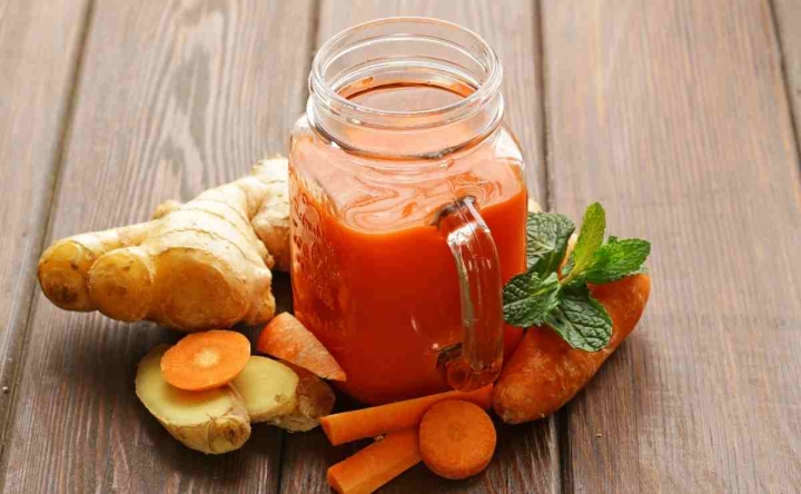 ¿El cambio de clima te provocó un resfriado? Prueba este jugo de zanahoria con jengibre y piña