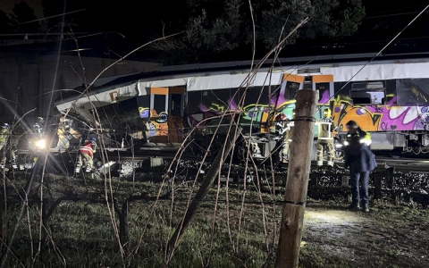 Tren choca con muro en Barcelona dejando un muerto y 37 heridos