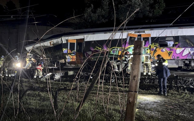 Tren choca con muro en Barcelona dejando un muerto y 37 heridos