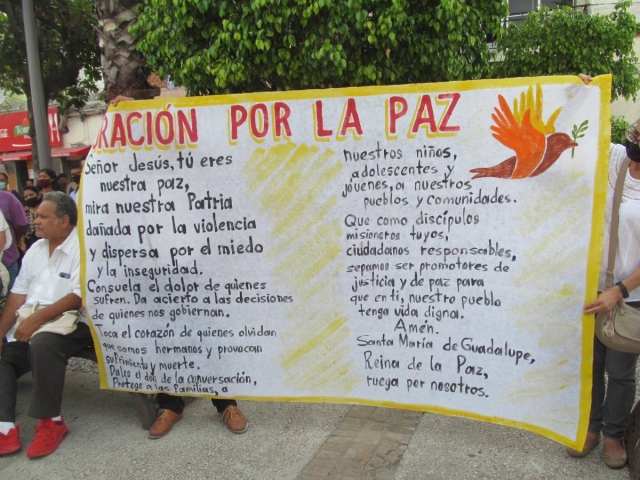 La oración por la paz se desarrolló en el zócalo de Jojutla, con diversas organizaciones religiosas. Varias llevaron mensajes alusivos a la paz.