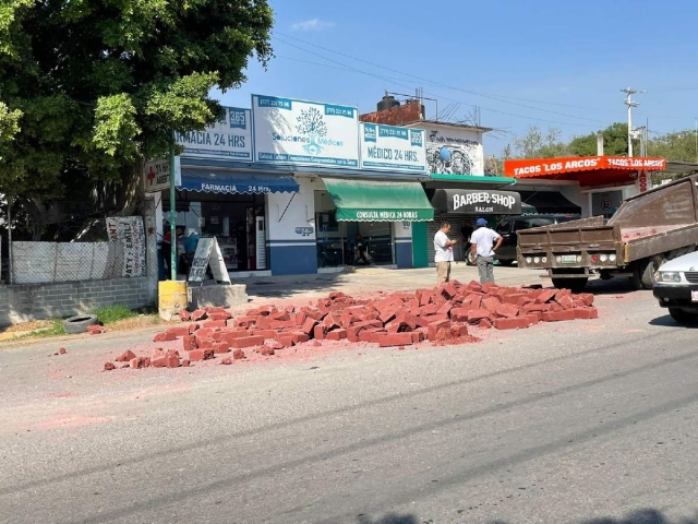 El material que transportaba la camioneta quedó regado en la avenida.