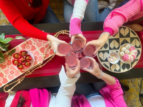 ¿Sabías que el 13 de Febrero es Galentine&#039;s Day? Celebra el Amor entre Amigas con Estas Ideas