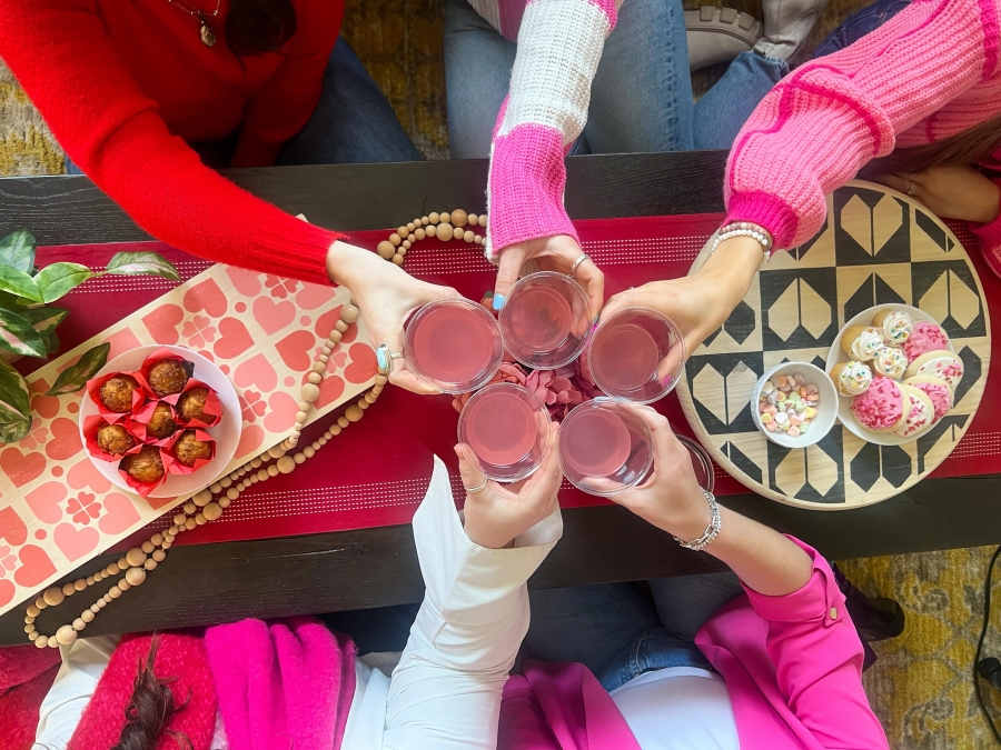 ¿Sabías que el 13 de Febrero es Galentine's Day? Celebra el Amor entre Amigas con Estas Ideas