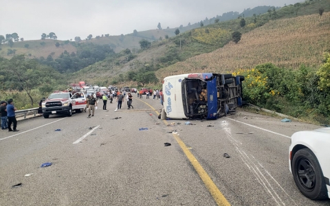 Volcadura de autob&uacute;s en Chiapas deja dos muertos y 22 heridos