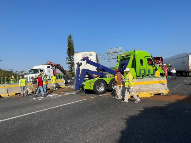 El tráiler terminó en los carriles contrarios.