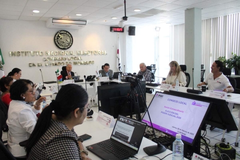 Aspectos de la sesión del consejo local del INE de este viernes.