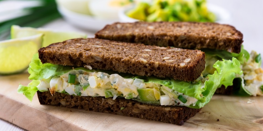 Sándwich de aguacate y huevo: Un desayuno rápido y nutritivo para empezar el día