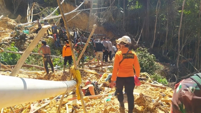 Al menos siete muertos y trece desaparecidos por deslave en mina de oro ilegal en Indonesia