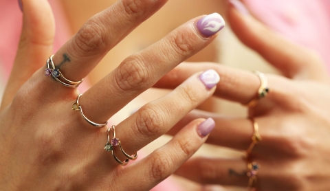 ¿Por qué algunos accesorios dejan la piel verde?