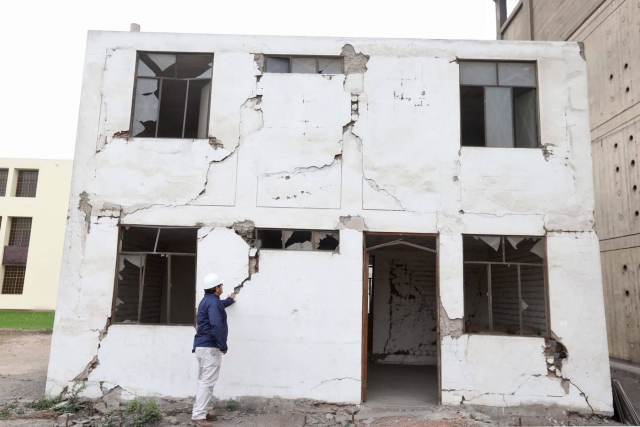 Vivienda con ladrillo pandereta reforzado que resiste sismo y no se cae, aunque sufre algunos daños.