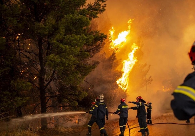 Al menos 27 fallecidos en incendios al noreste de Grecia