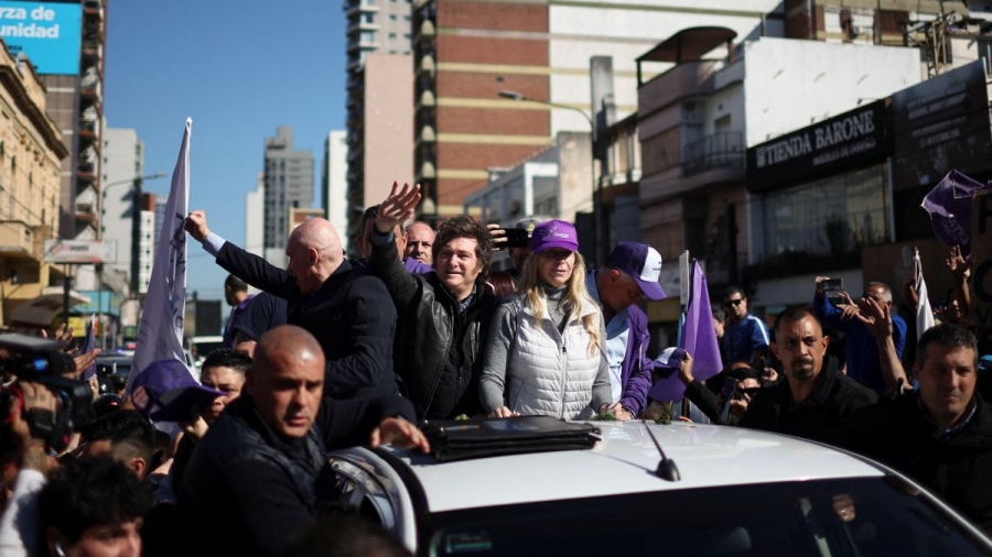 Javier Milei es agredido durante evento de campaña