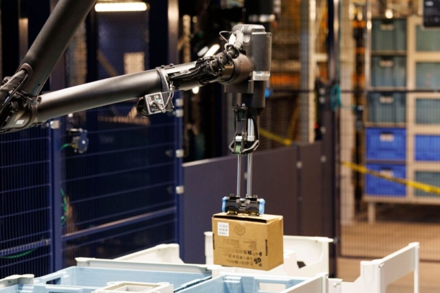 Amazon optimiza sus centros logísticos con &#039;Blue Jay&#039;, su nuevo robot