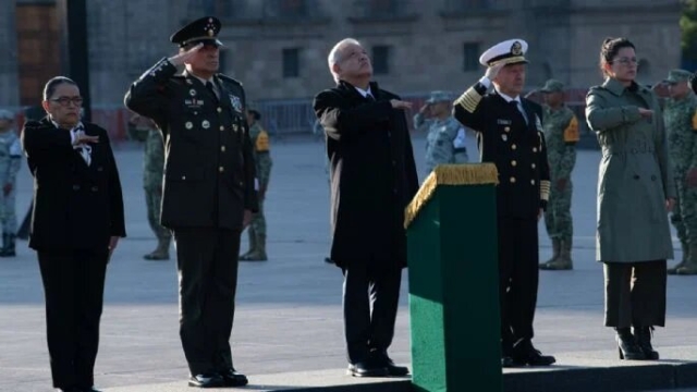 AMLO iza bandera en memoria de víctimas de los sismos de 1985 y 2017