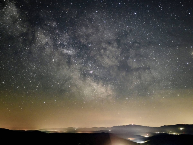 Una nueva imagen de la Vía Láctea revela un elemento que intriga a la NASA