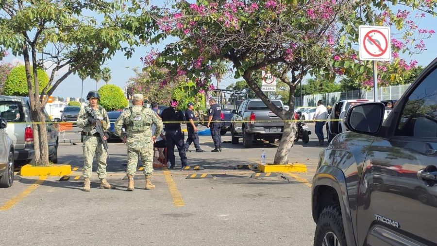  La víctima quedó sin vida en el estacionamiento de la tienda.