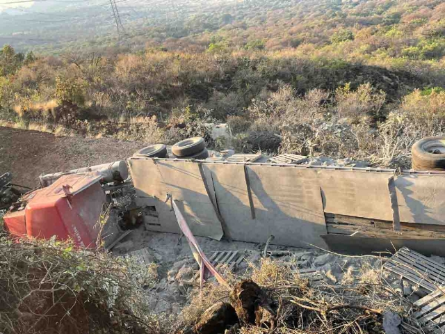 La volcadura no causó caos vial en la zona.