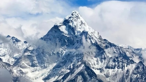 El Monte Everest no sufre daños tras el terremoto mortal en Tíbet