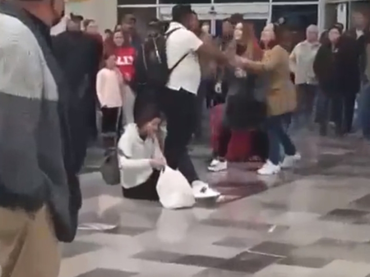 Mujer encuentra a esposo infiel en aeropuerto: &#039;¿no te da vergüenza?&#039;