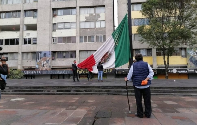 Izan bandera a media asta por víctimas de la matanza estudiantil.