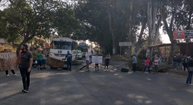 Mantienen bloqueo en carretera federal México-Cuernavaca