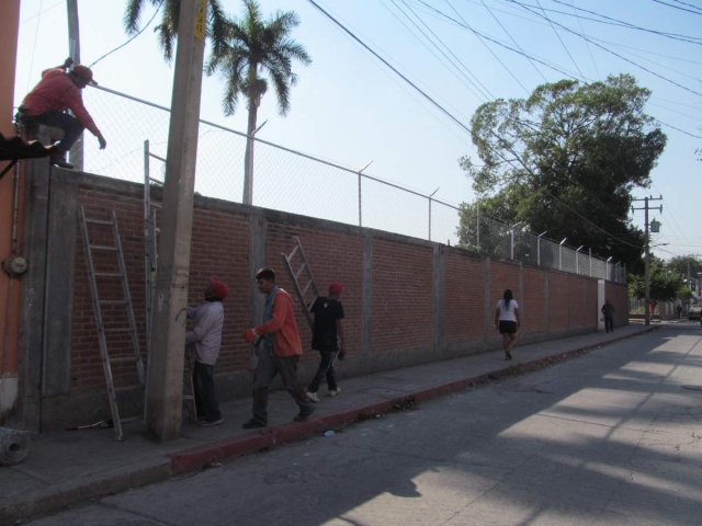 Para que los propios ni&ntilde;os no intenten escalar la barda y meterse a la escuela poniendo en riesgo su integridad, se coloc&oacute; malla de seguridad hasta donde se pudo.