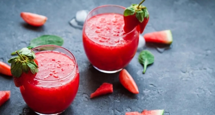 Bebidas refrescantes: Prepara esta deliciosa agua de sandía con fresa, ¡la amarás!