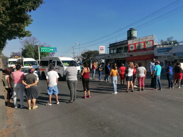Vecinos de la colonia Tlatepexco protestan por falta de agua potable
