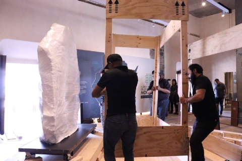 Aspecto de las labores de embalaje del “Monumento 9” en el Palacio de Cortés previo a su arribo a Chalcatzingo, en el municipio de Jantetelco.  