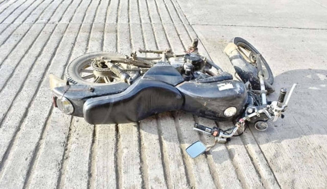 Arrolla automóvil a motociclista en Tezoyuca
