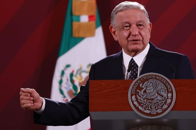 AMLO le cumplirá al INE; retirará foto de entrega de Bastón de mando