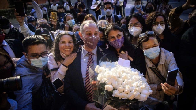 Con mariachis, flores y pastel despiden a Hugo López-Gatell.