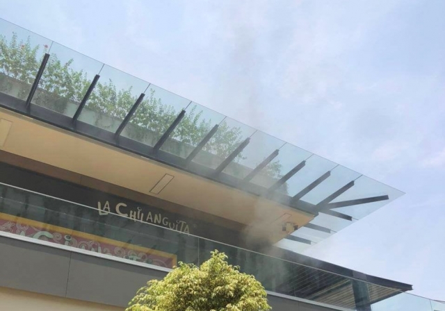 Sofocan bomberos incendio en restaurante en plaza Averanda